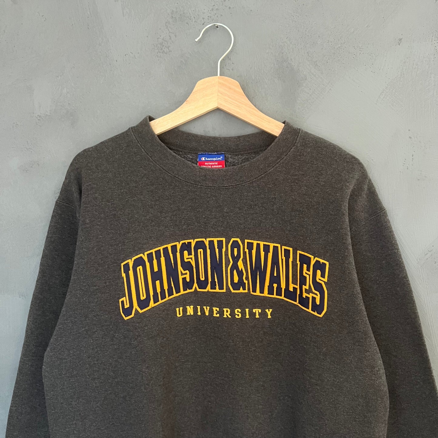 Champion Johnson & Wales University Sweatshirt (M)