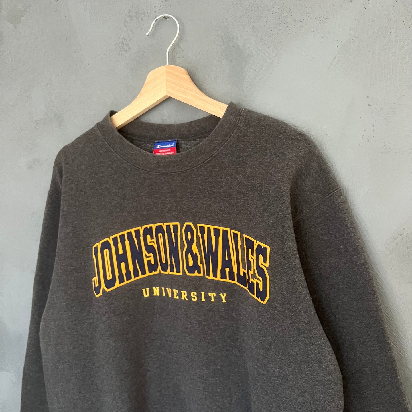 Champion Johnson & Wales University Sweatshirt (M)