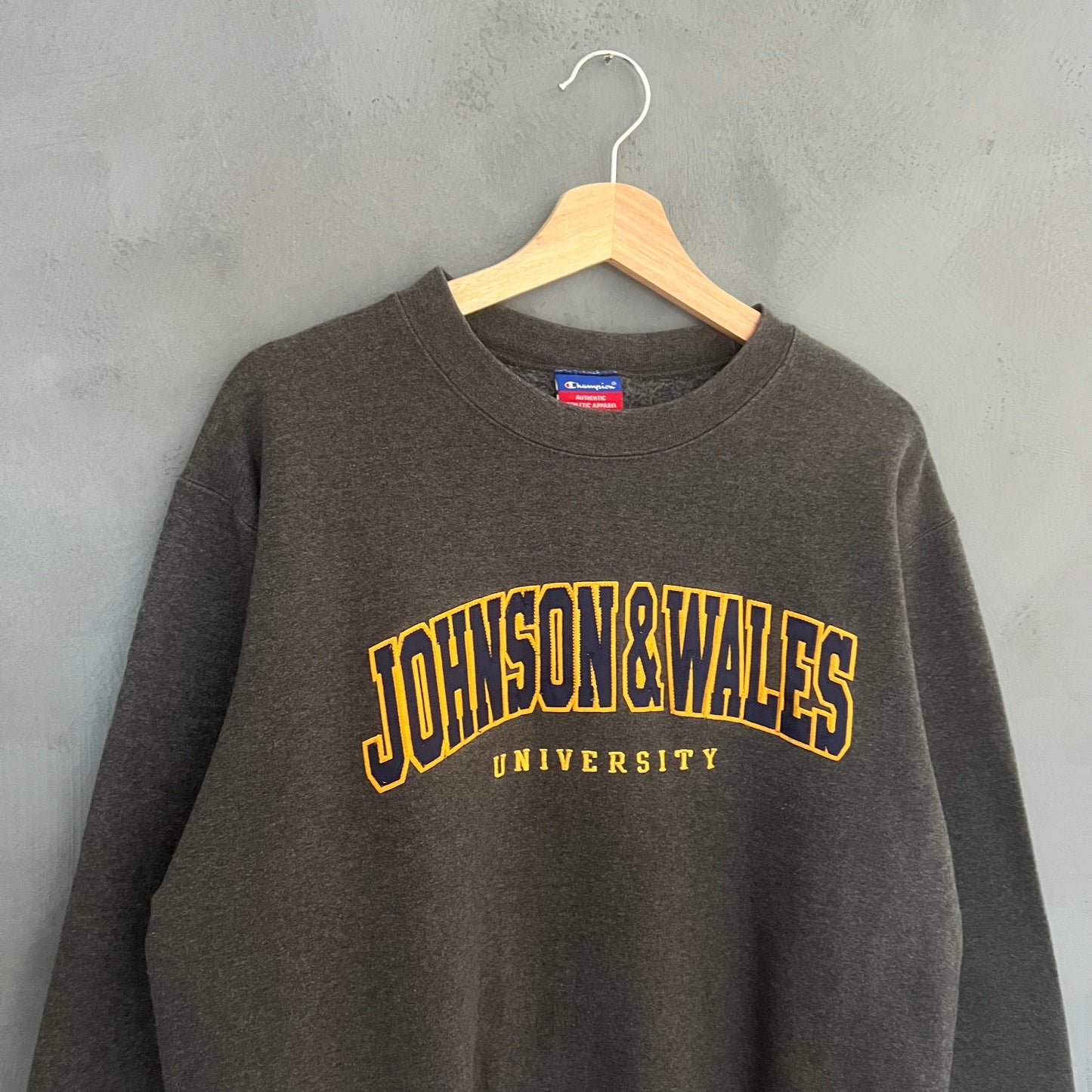 Champion Johnson & Wales University Sweatshirt (M)